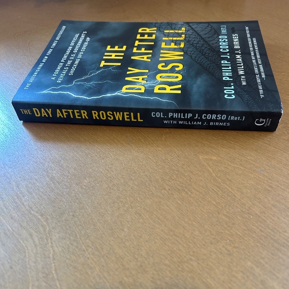 The Day After Roswell by retired Colonel Philip J. Corso and William J. Birnes - Picture 8 of 9